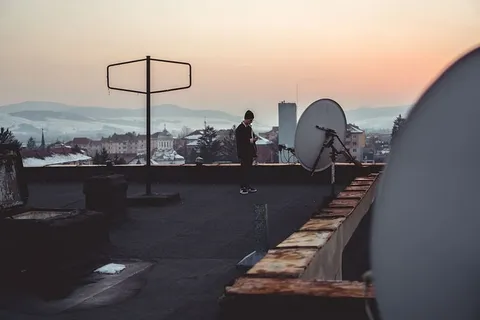 站在附近楼顶的男子 站在附近楼顶的男子
