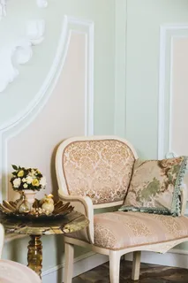 把枕头放在桌子旁边的扶手椅上