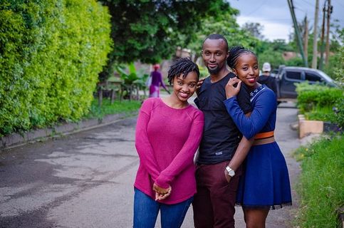 三个兄弟姐妹站在人行道上