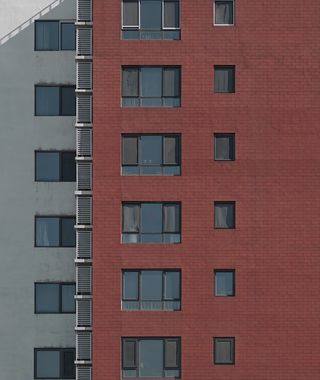 红色混凝土建筑，城市，城市，高层，建筑，城镇，办公楼，窗户