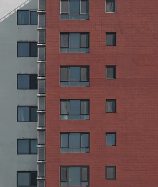 红色混凝土建筑，城市，城市，高层，建筑，城镇，办公楼，窗户