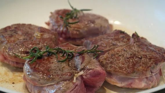 中等、生的、木桩、放置、盘子、牛排、牛肉、肉 中等、生的、木桩、放置、盘子、牛排、牛肉、肉