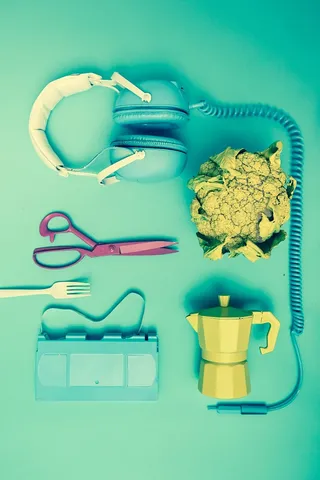 耳机、剪刀、桌子上的茶壶