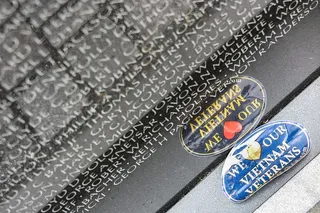 在华盛顿特区的越南战争纪念馆，贴着我们爱我们的越战老兵的贴纸。