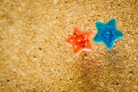 别针，软木板，软木，星形，透明星形，星形别针，红色，蓝色