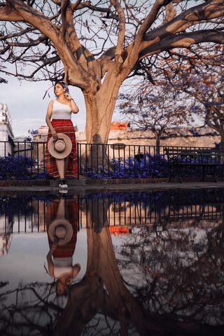 站在树旁的女人