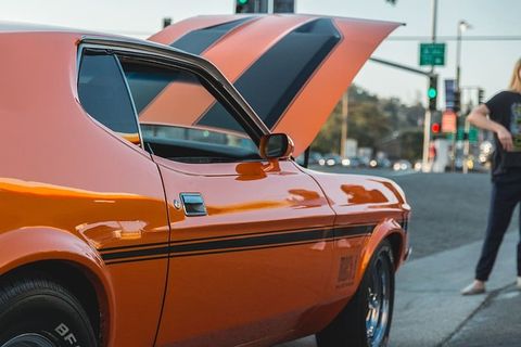 橘色和黑色的汽车停在路边