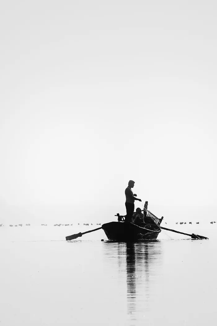 两个人去钓鱼的灰度图