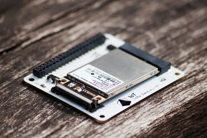 灰色和黑色电路板