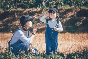 田野里的女孩和女人