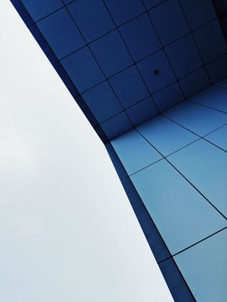 白色大理石瓷砖，自然，户外，建筑，办公楼，三角形，窗户，蔚蓝的天空