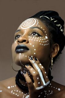 脸上涂着白漆的女人