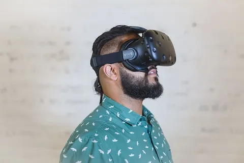 戴黑色Vr护目镜的男子 戴黑色Vr护目镜的男子