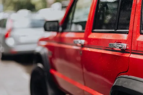 老红吉普车切诺基