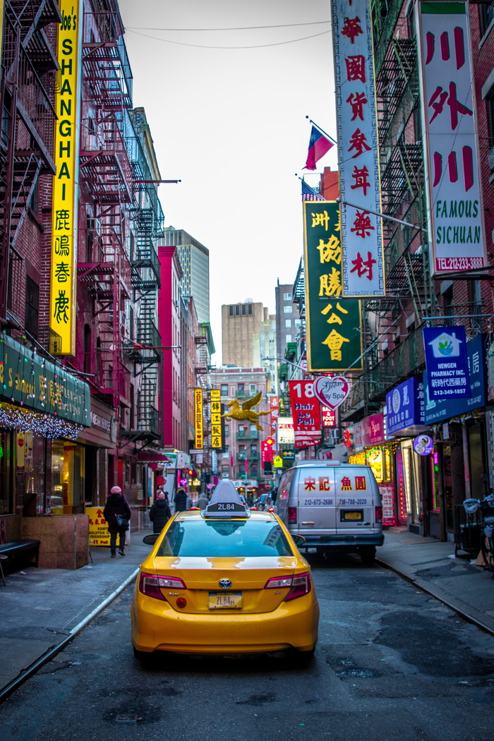 混凝土建筑旁的黄色轿车