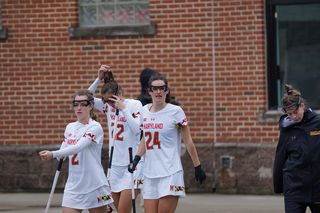 人，人，短裤，衣服，衣服，夹克，外套，女人