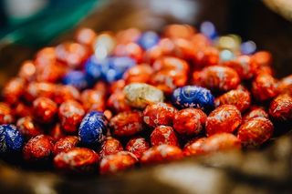 固体牛奶巧克力箔复活节彩蛋