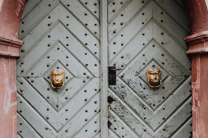 装饰复杂的门上雕刻着说唱歌手