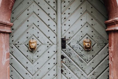 装饰复杂的门上雕刻着说唱歌手