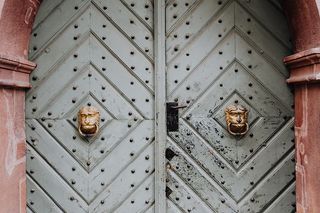 装饰复杂的门上雕刻着说唱歌手