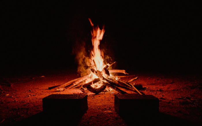 夜间户外壁炉