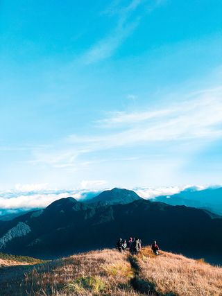 人们在山顶上行走