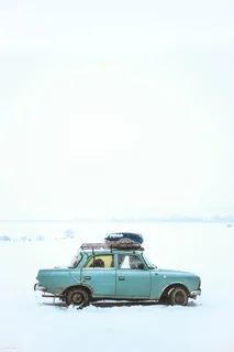 雪地上的蓝色轿车