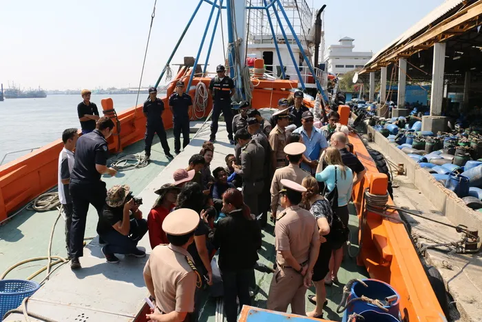 身份证、查看卡、疏散、核对卡、核对卡、核对身份证、警察、人员