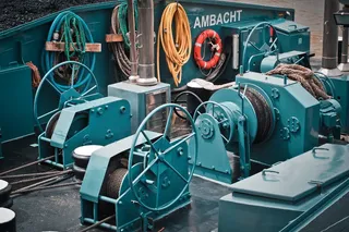 黄色涂层软管旁边的绿色船舶金属动力工具