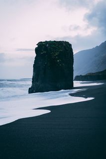 近海黑色岩层 近海黑色岩层