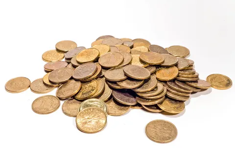 圆形金色硬币,白色,表面,货币,硬币,黄金,货币,硬币,货币 圆形金色硬币,白色,表面,货币,硬币,黄金,货币,硬币,货币
