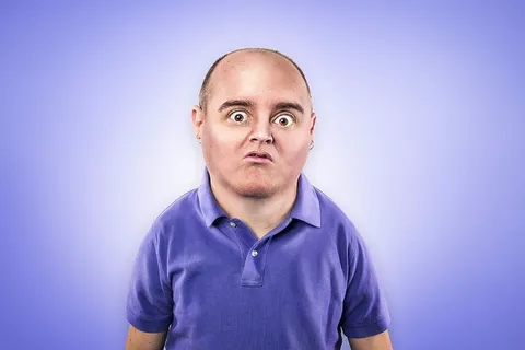 穿紫色马球衫的男子 穿紫色马球衫的男子