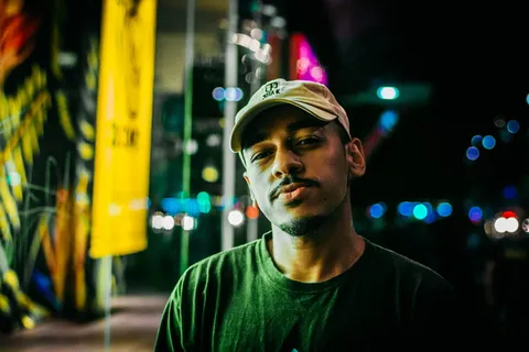 戴灰色帽子的男人 戴灰色帽子的男人