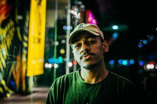 戴灰色帽子的男人