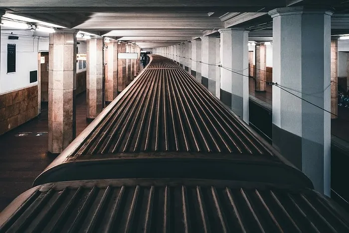 灰色火车，火车，地铁隧道，白天，地铁，室内，灯光，辉光