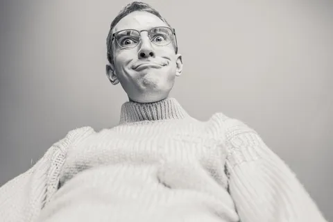 灰度照片，男人，穿着，针织，毛衣，眼镜，愚蠢，有趣