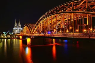 地标，灯光，夜晚，水，建筑，桥梁，建筑，平静的水域