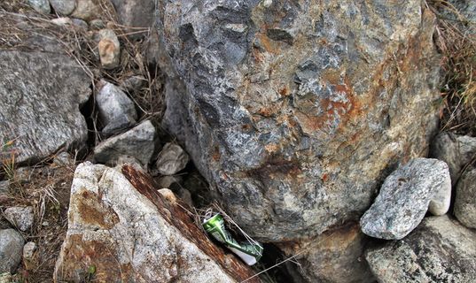 岩石、垃圾、废物、阿尔卑斯山、污染、生态、sad、回收