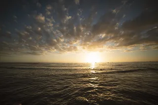 蓝天白云下平静的大海