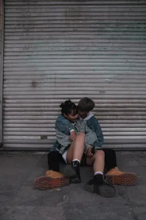 男人亲吻女人的脸颊