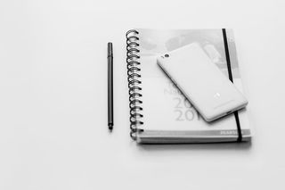 白色、安卓智能手机、灰色、螺旋形书本、黑色、钢笔、笔记本、手机