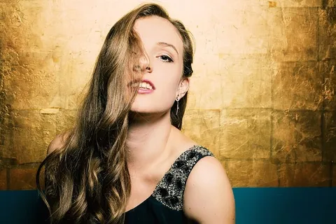 身穿黑色背心裙的微笑女子