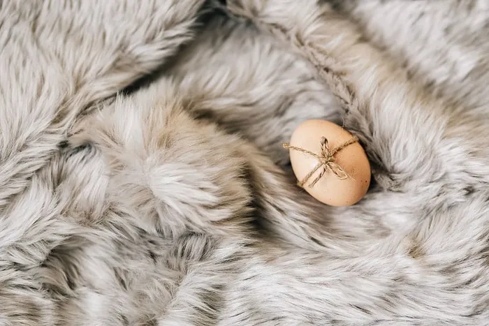 装有新鲜农场鸡蛋的铁丝网篮子