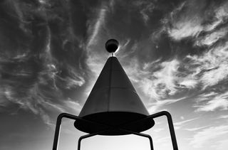 灰黑色梯形的灰度照片