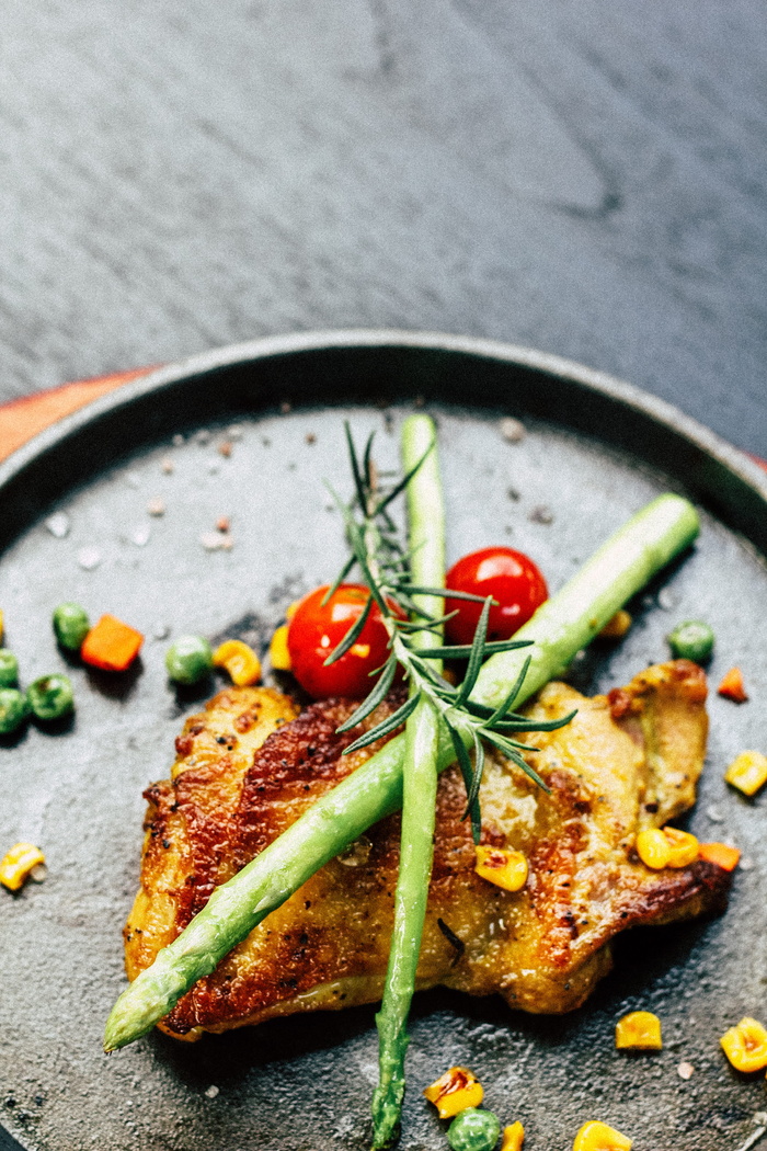 炸猪肉，油炸，肉，蔬菜，上菜，金属盘，食物，餐