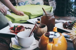 橙色陶瓷茶壶旁的白色陶瓷杯