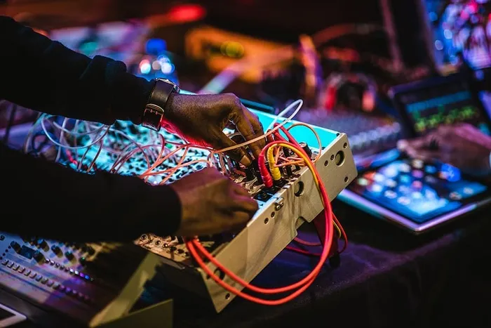 人员连接电缆、人员、人员、dj、配线、地板、电子设备、移动电话