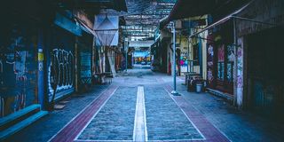 灰色混凝土路面，建筑，建成结构，前进的道路，建筑外观，建筑，方向，没有人