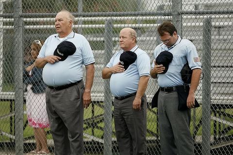 三，男子，持球，帽子，裁判员，垒球，体育官员，比赛