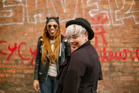 戴黑帽子的女人